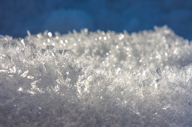 beautiful-snow-crystal-3805x2537_28800